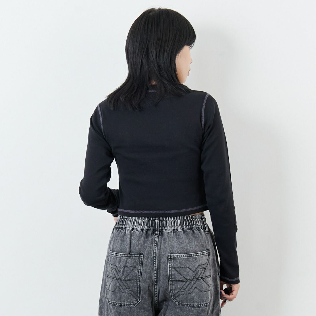 X-girl [エックスガール] スターフラッターバタフライ ロングスリーブベビーTシャツ [105253013001] BLACK &&モデル身長：167cm 着用サイズ：M&&