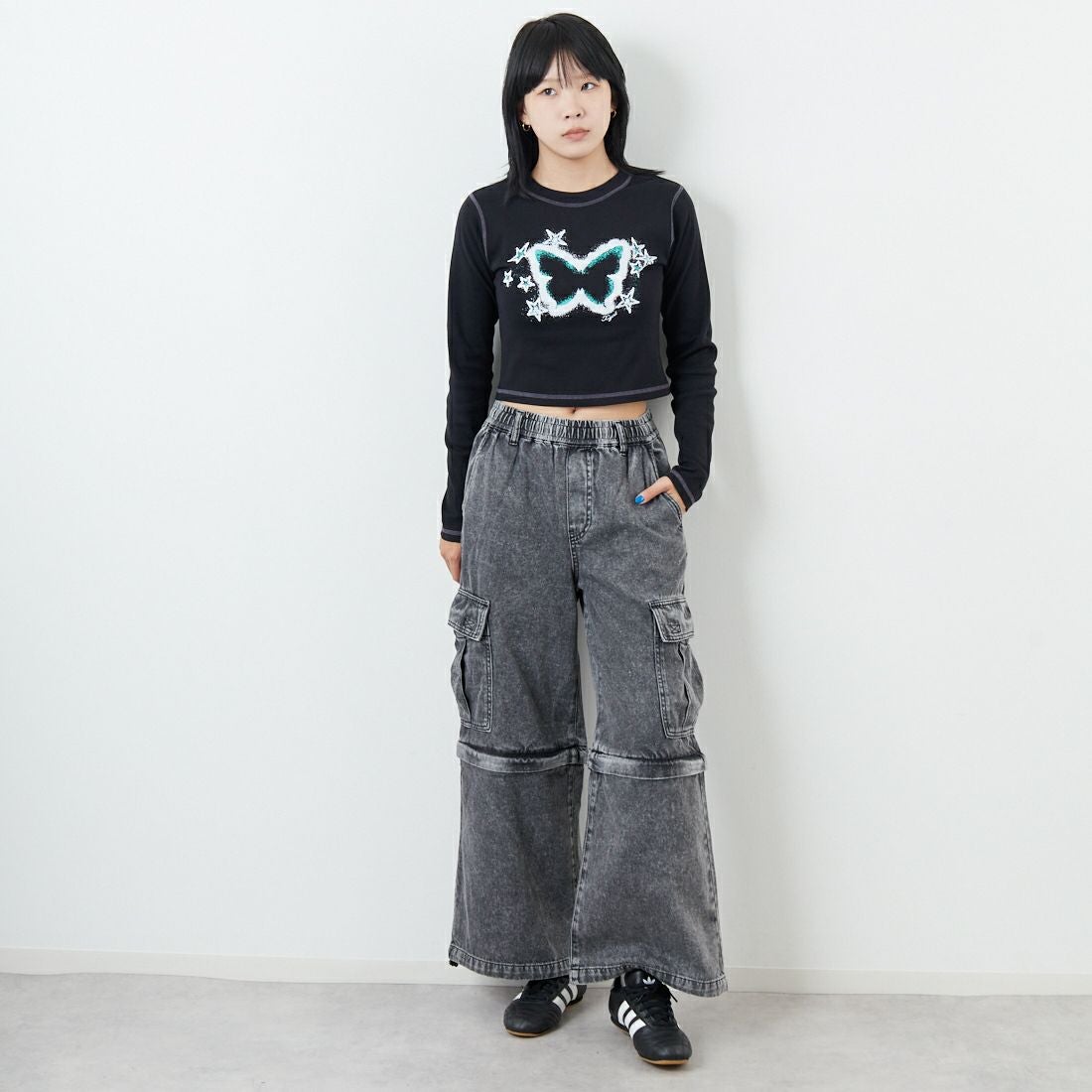 X-girl [エックスガール] スターフラッターバタフライ ロングスリーブベビーTシャツ [105253013001] BLACK &&モデル身長：167cm 着用サイズ：M&&