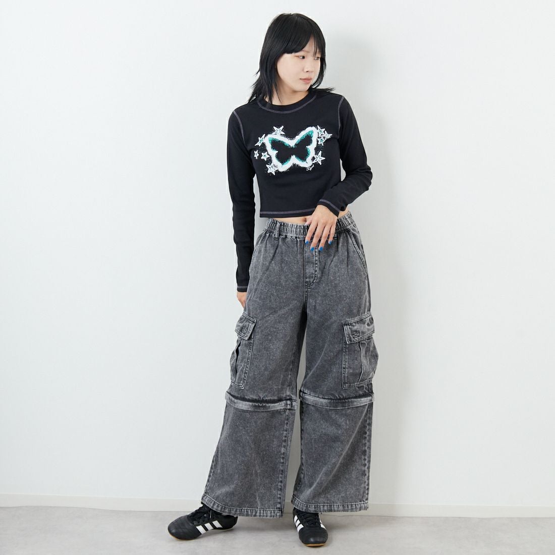 X-girl [エックスガール] スターフラッターバタフライ ロングスリーブベビーTシャツ [105253013001] BLACK &&モデル身長：167cm 着用サイズ：M&&