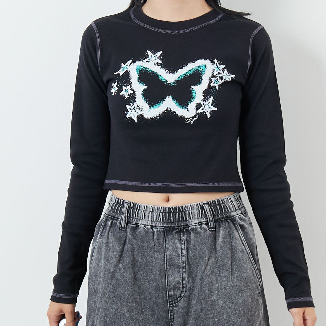 X-girl [エックスガール] スターフラッターバタフライ ロングスリーブベビーTシャツ [105253013001] BLACK &&モデル身長：167cm 着用サイズ：M&&