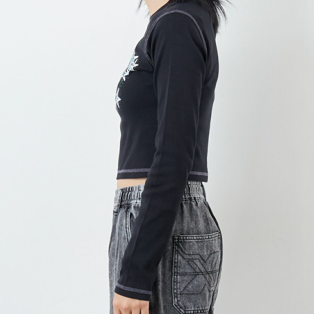 X-girl [エックスガール] スターフラッターバタフライ ロングスリーブベビーTシャツ [105253013001] BLACK &&モデル身長：167cm 着用サイズ：M&&