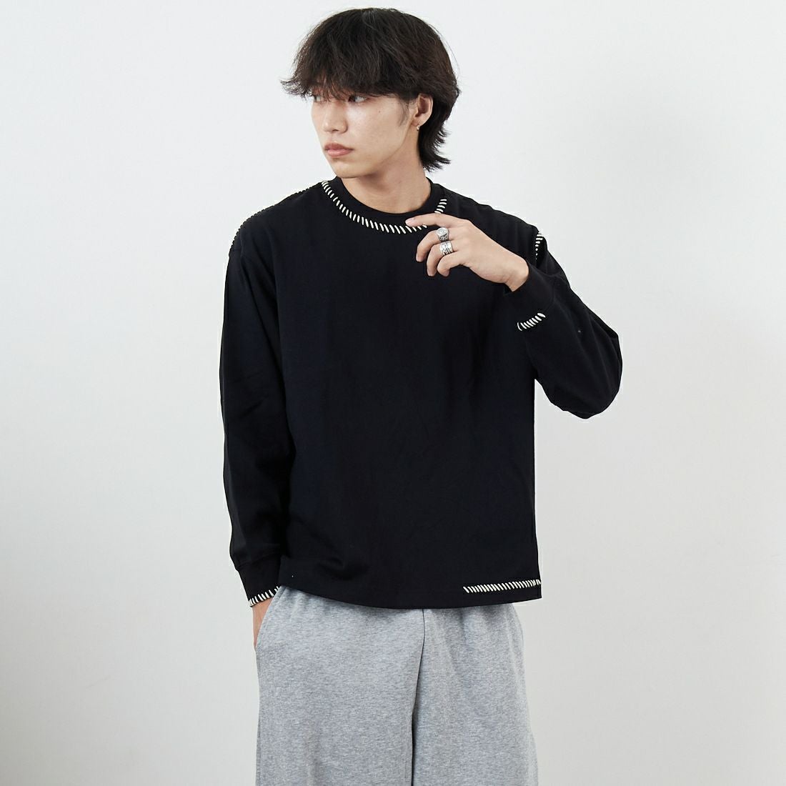 SLICK [スリック] 30/2 コンパクトヤーンエンブロイダリーTシャツ [5131008] 700 BLACK &&モデル身長：179cm 着用サイズ：1&&