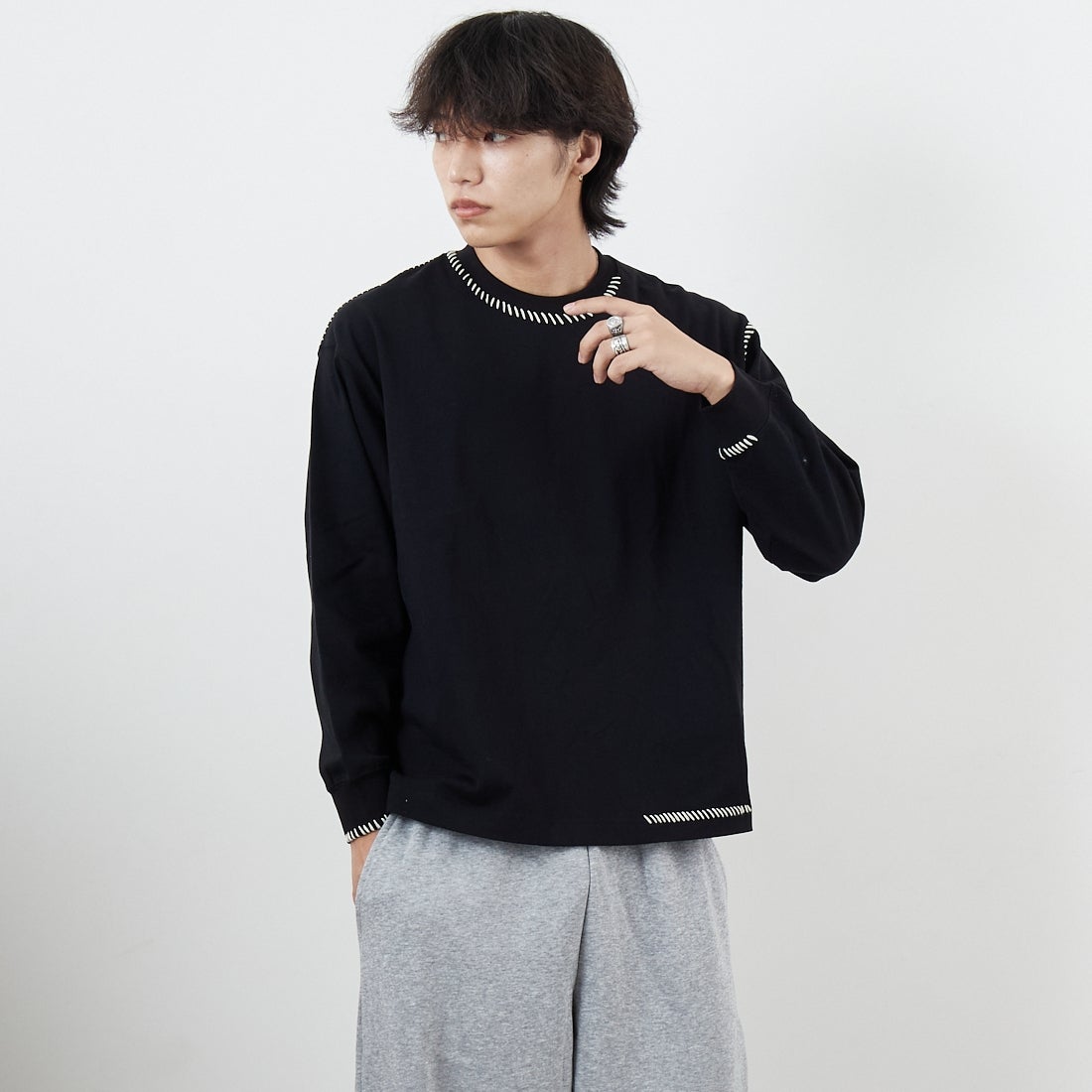 SLICK [スリック] 30/2 コンパクトヤーンエンブロイダリーTシャツ [5131008] 700 BLACK &&モデル身長：179cm 着用サイズ：1&&