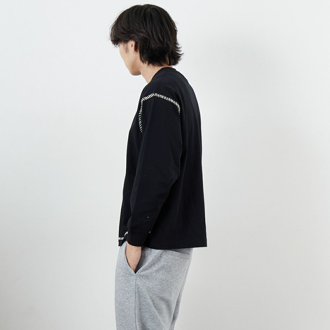 SLICK [スリック] 30/2 コンパクトヤーンエンブロイダリーTシャツ [5131008] 700 BLACK &&モデル身長：179cm 着用サイズ：1&&