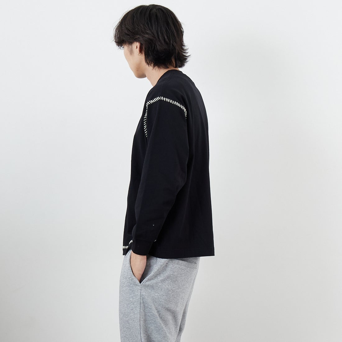 SLICK [スリック] 30/2 コンパクトヤーンエンブロイダリーTシャツ [5131008] 700 BLACK &&モデル身長：179cm 着用サイズ：1&&