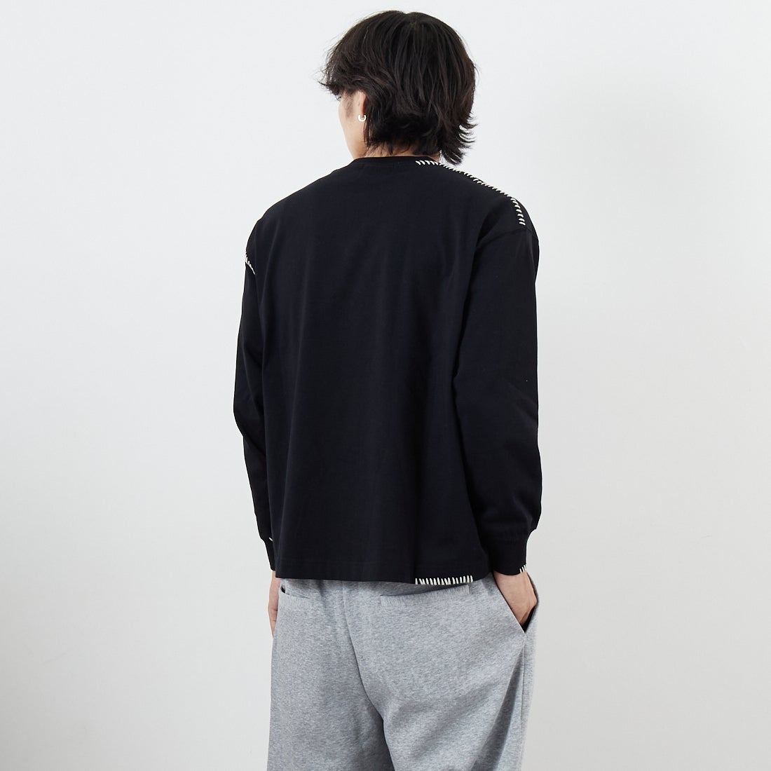 SLICK [スリック] 30/2 コンパクトヤーンエンブロイダリーTシャツ [5131008] 700 BLACK &&モデル身長：179cm 着用サイズ：1&&