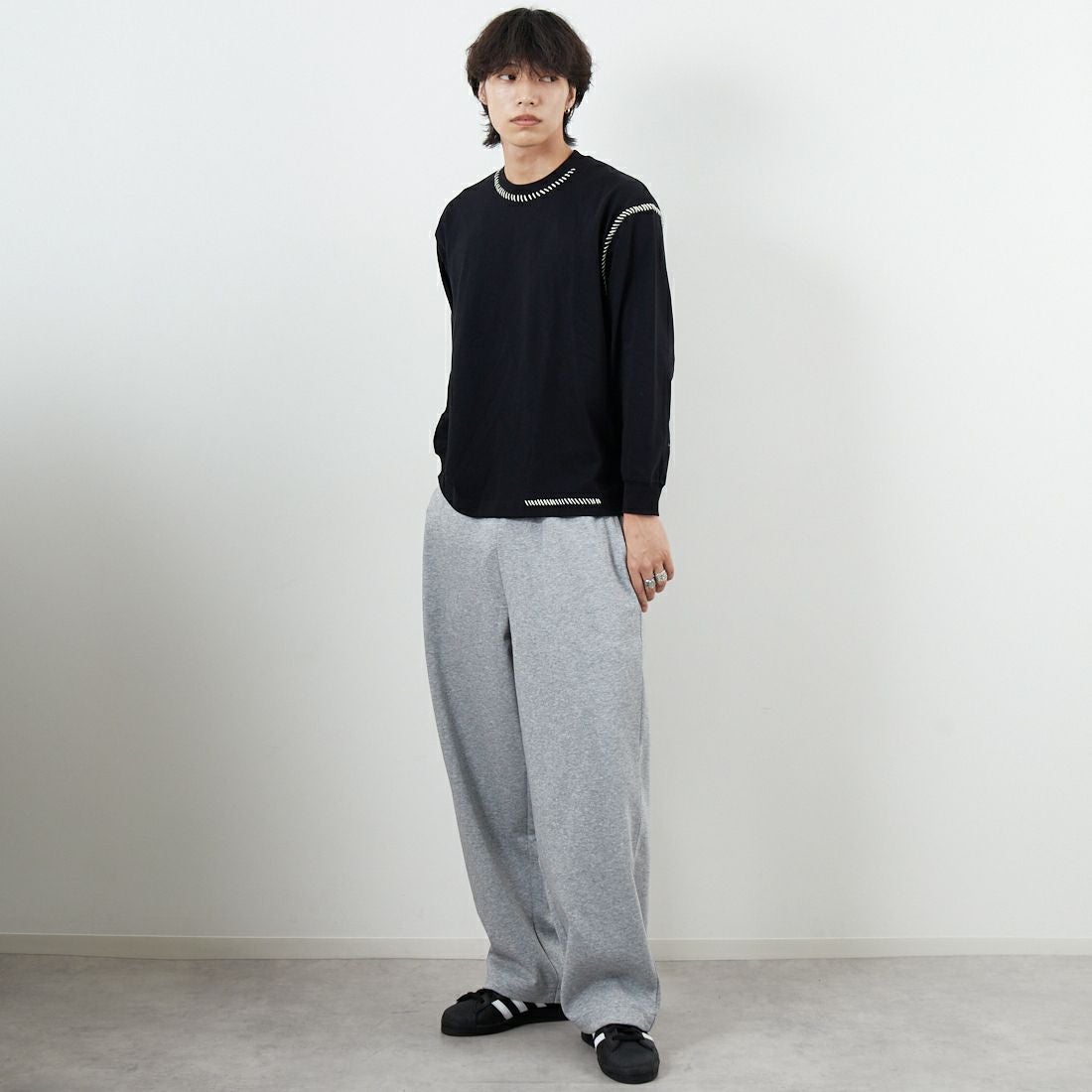 SLICK [スリック] 30/2 コンパクトヤーンエンブロイダリーTシャツ [5131008] 700 BLACK &&モデル身長：179cm 着用サイズ：1&&