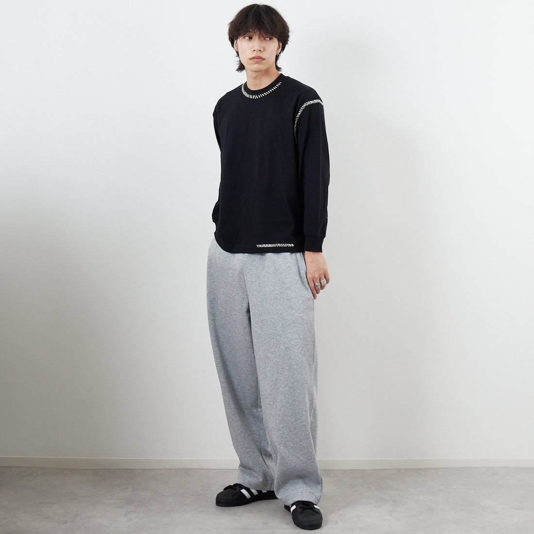 SLICK [スリック] 30/2 コンパクトヤーンエンブロイダリーTシャツ [5131008] 700 BLACK &&モデル身長：179cm 着用サイズ：1&&