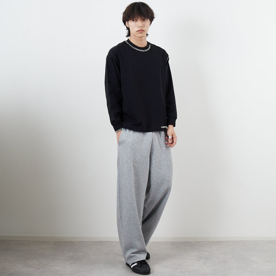 SLICK [スリック] 30/2 コンパクトヤーンエンブロイダリーTシャツ [5131008] 700 BLACK &&モデル身長：179cm 着用サイズ：1&&