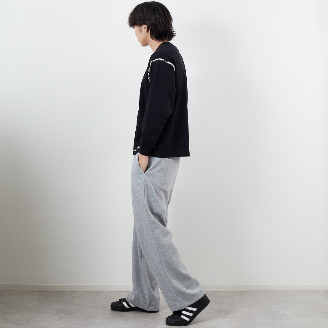 SLICK [スリック] 30/2 コンパクトヤーンエンブロイダリーTシャツ [5131008] 700 BLACK &&モデル身長：179cm 着用サイズ：1&&