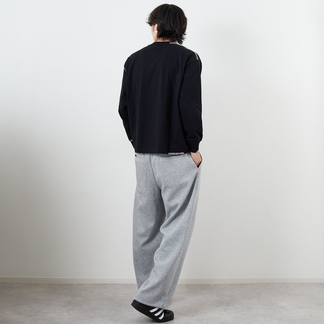 SLICK [スリック] 30/2 コンパクトヤーンエンブロイダリーTシャツ [5131008] 700 BLACK &&モデル身長：179cm 着用サイズ：1&&