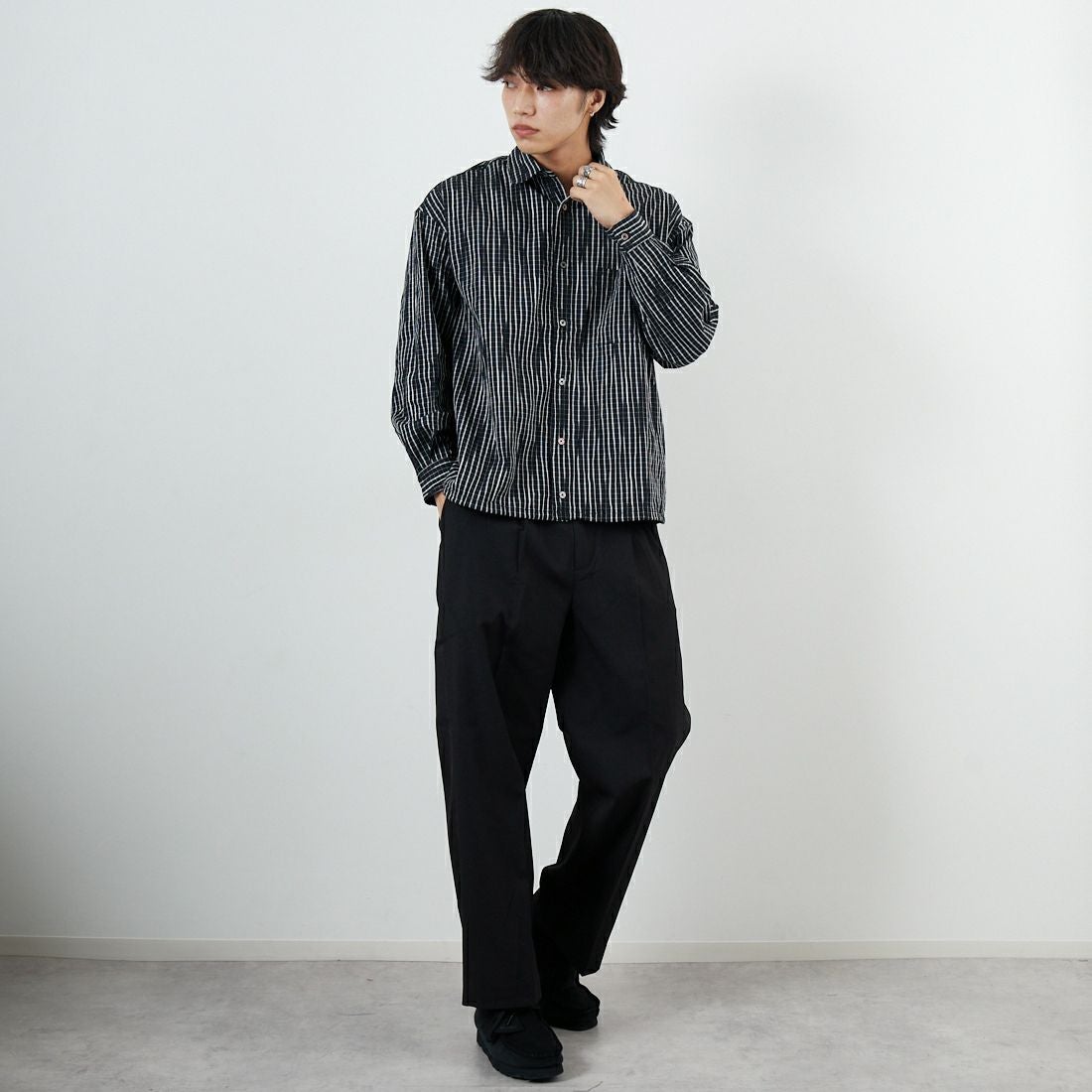 SLICK [スリック] ストライプタックジャガード ドローストリングスレギュラーカラーシャツ [5121018] 700 BLACK &&モデル身長：179cm 着用サイズ：1&&