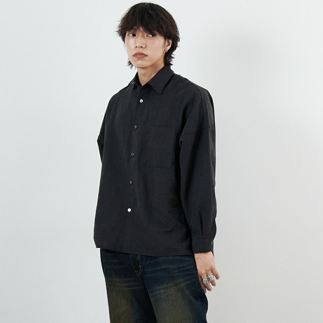 SLICK [スリック] ヴィンテージサテン ドルマンスリーブレギュラーカラーシャツ [5121022] 700 BLACK &&モデル身長：179cm 着用サイズ：1&&