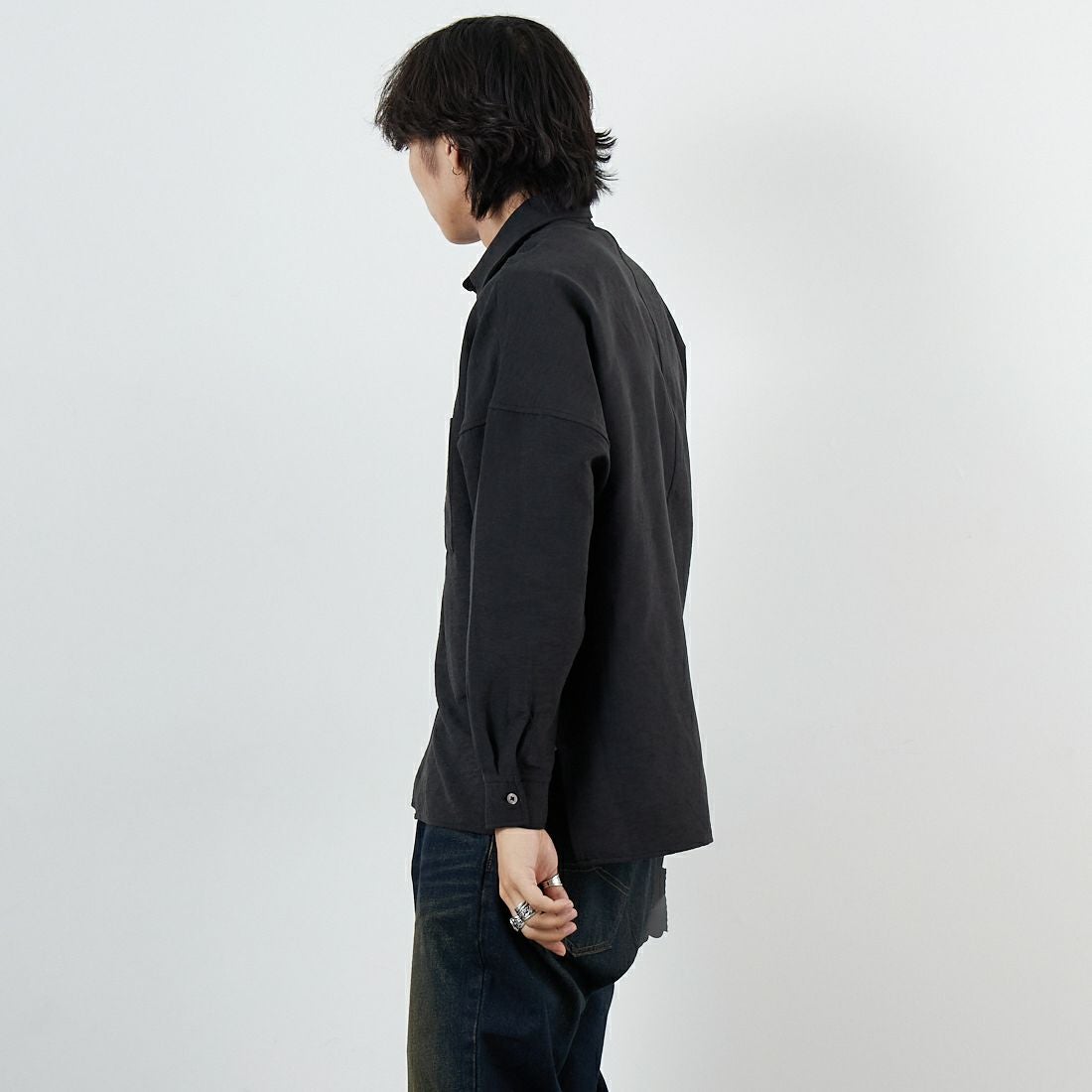 SLICK [スリック] ヴィンテージサテン ドルマンスリーブレギュラーカラーシャツ [5121022] 700 BLACK &&モデル身長：179cm 着用サイズ：1&&