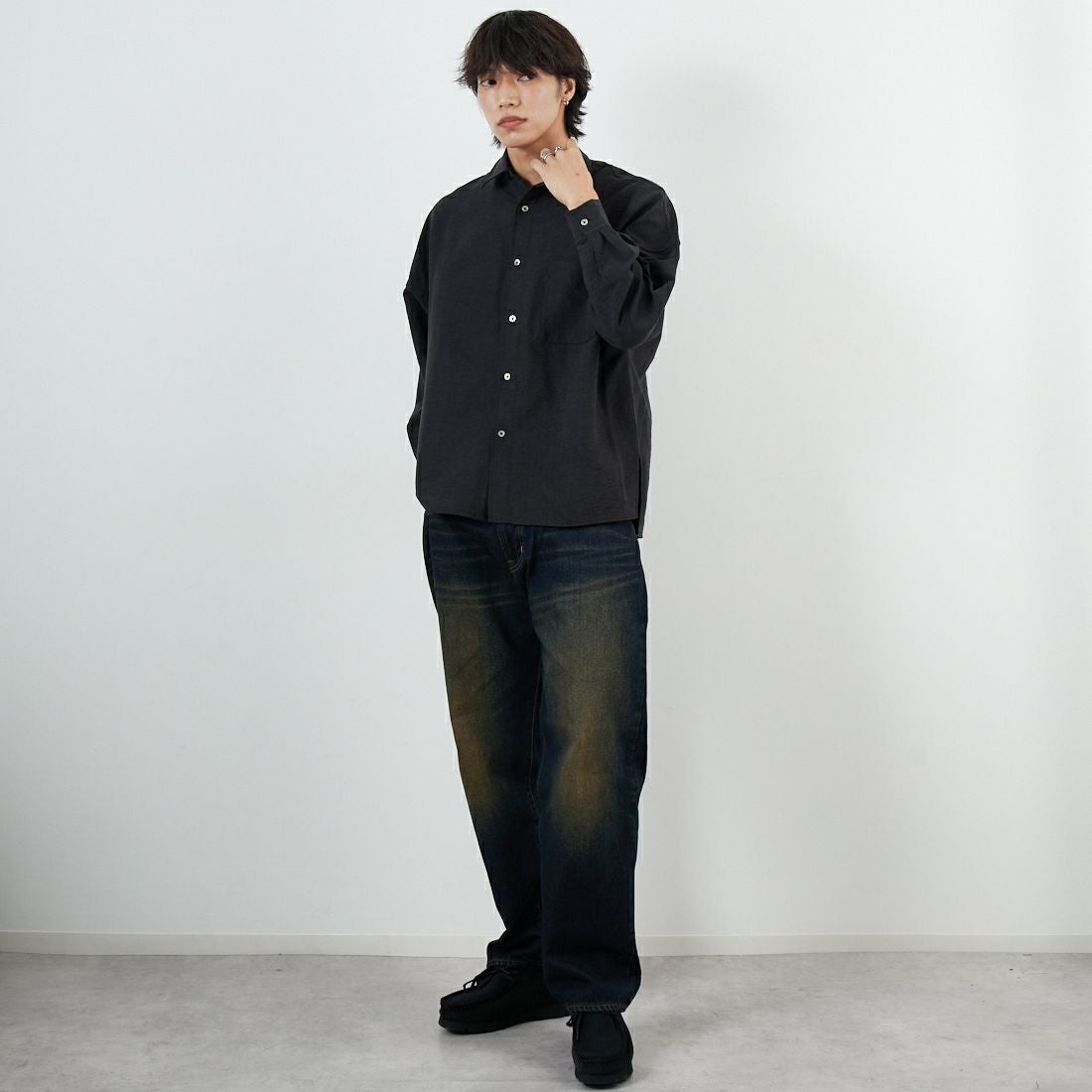 SLICK [スリック] ヴィンテージサテン ドルマンスリーブレギュラーカラーシャツ [5121022] 700 BLACK &&モデル身長：179cm 着用サイズ：1&&