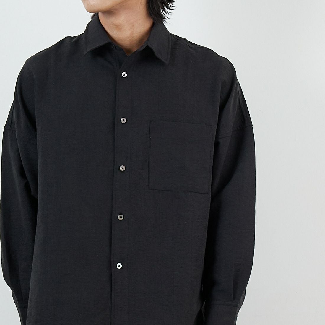 SLICK [スリック] ヴィンテージサテン ドルマンスリーブレギュラーカラーシャツ [5121022] 700 BLACK &&モデル身長：179cm 着用サイズ：1&&