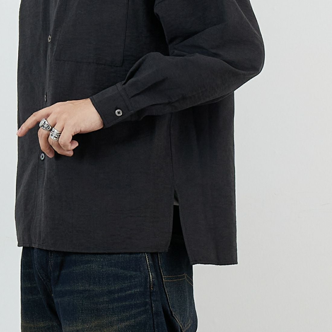 SLICK [スリック] ヴィンテージサテン ドルマンスリーブレギュラーカラーシャツ [5121022] 700 BLACK &&モデル身長：179cm 着用サイズ：1&&