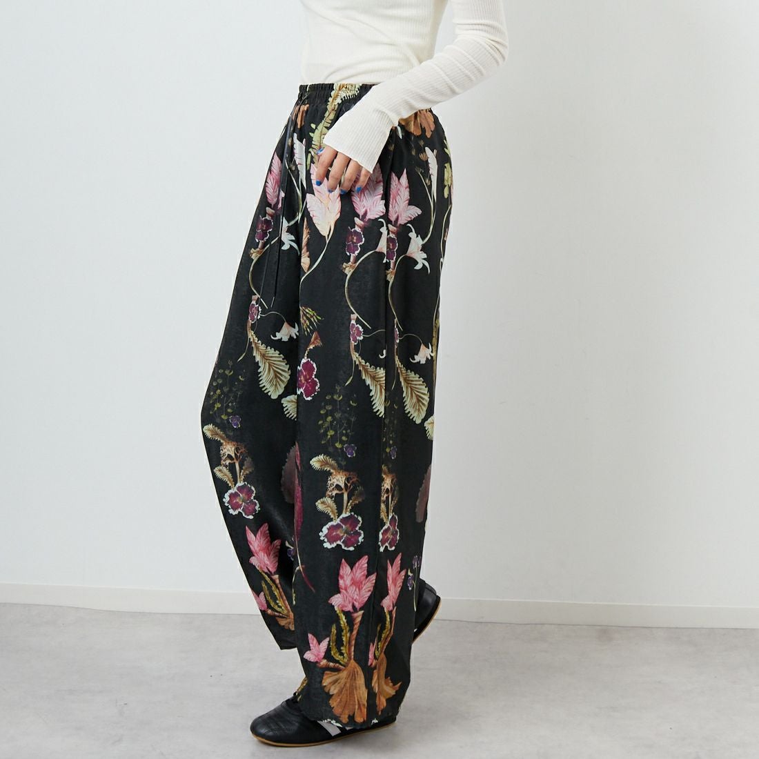CLOCHE [クロシェ] ボタニカル柄ワイドパンツ [55286557] ﾌﾞﾗｯｸ &&モデル身長：167cm 着用サイズ：2&&