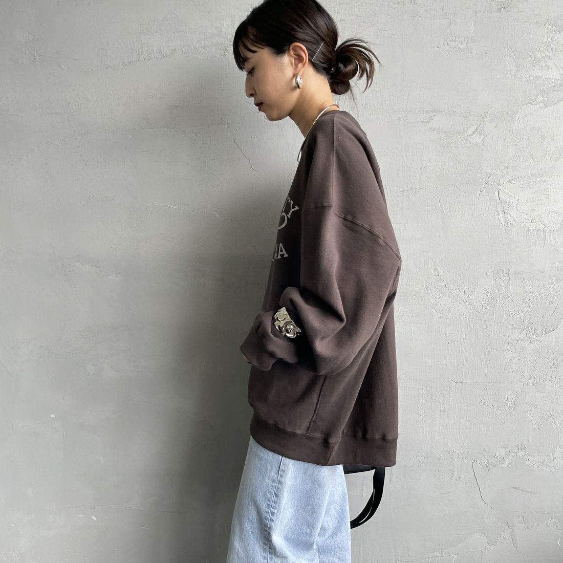 Americana [アメリカーナ] リバースウィーブ クルーネックスウェット [BRF-771A-2] Dﾌﾞﾗｳﾝ &&モデル身長：150cm 着用サイズ：M&&