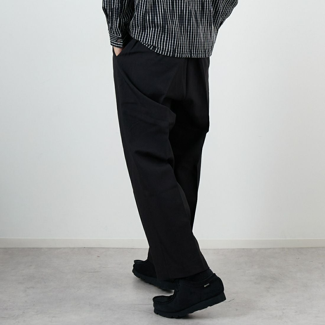 SLICK [スリック] テックツイルツータックスラックス [5161027] 700 BLACK &&モデル身長：179cm 着用サイズ：2&&