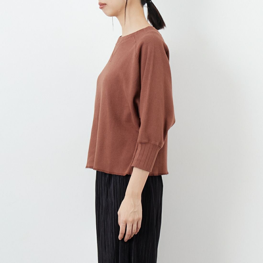 KHA:KI [カーキ] ハニカム8分袖トップス [MIL25FCS3467] BROWN &&モデル身長：162cm 着用サイズ：1&&