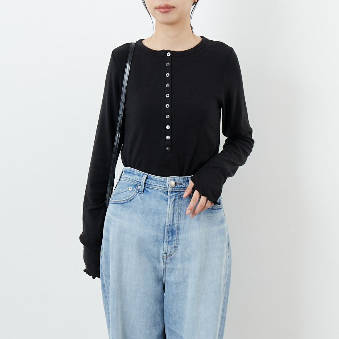 KHA:KI [カーキ] ヘンリーネックカットソー [MIL25FCS3464] BLACK &&モデル身長：162cm 着用サイズ：1&&