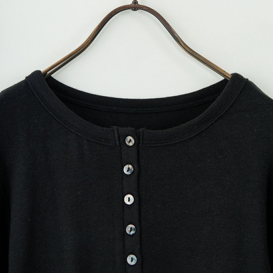 KHA:KI [カーキ] ヘンリーネックカットソー [MIL25FCS3464] BLACK