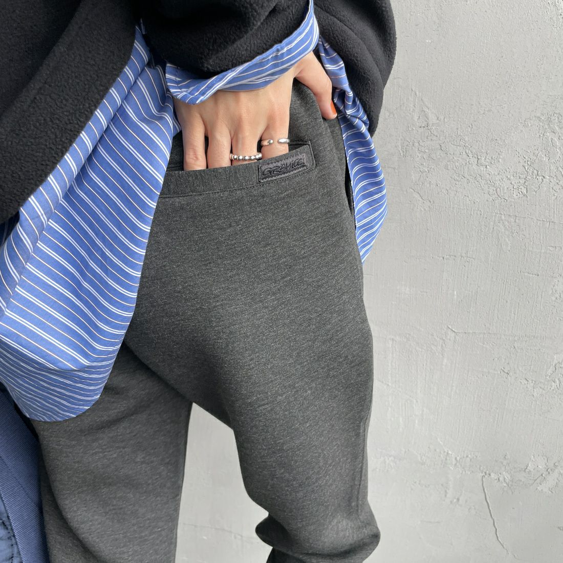 GRAMiCCi [グラミチ] 別注 テックニット スリムパンツ [GUP5-F1021-JF] CHARCOAL &&モデル身長：160cm 着用サイズ：S&&