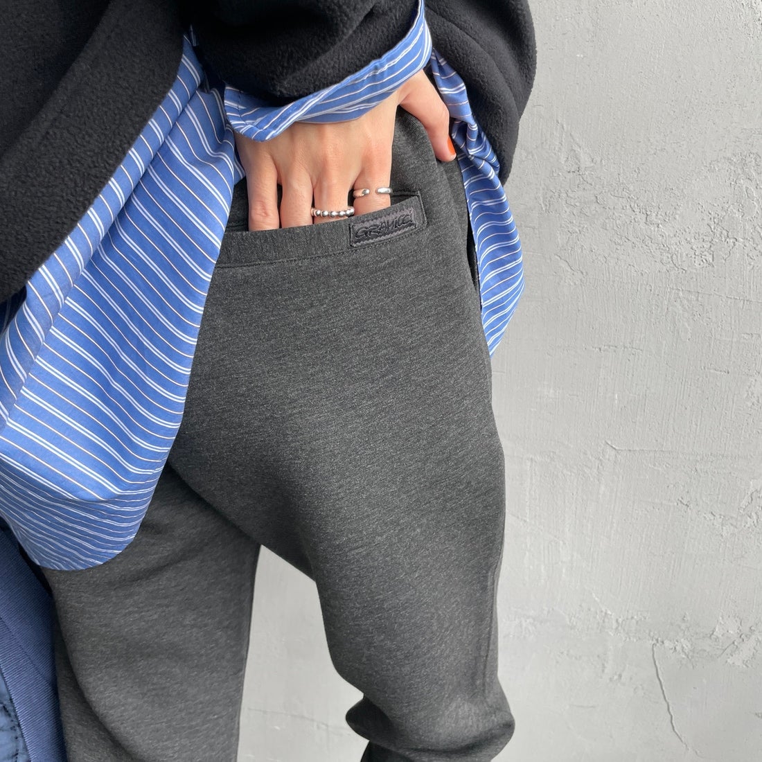 Gramicci [グラミチ] 別注 テックニット スリムパンツ [GUP5-F1021-JF] CHARCOAL &&モデル身長：160cm 着用サイズ：S&&