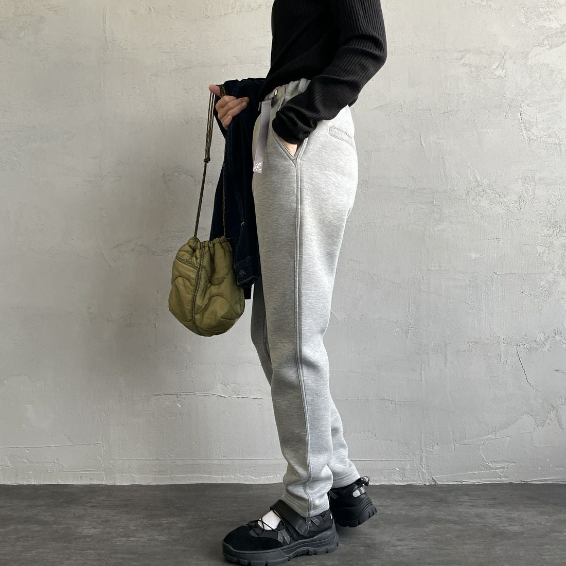 GRAMiCCi [グラミチ] 別注 テックニット スリムパンツ [GUP5-F1021-JF] GRAY &&モデル身長：160cm 着用サイズ：S&&