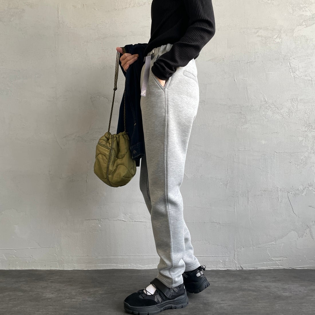 Gramicci [グラミチ] 別注 テックニット スリムパンツ [GUP5-F1021-JF] GRAY &&モデル身長：160cm 着用サイズ：S&&
