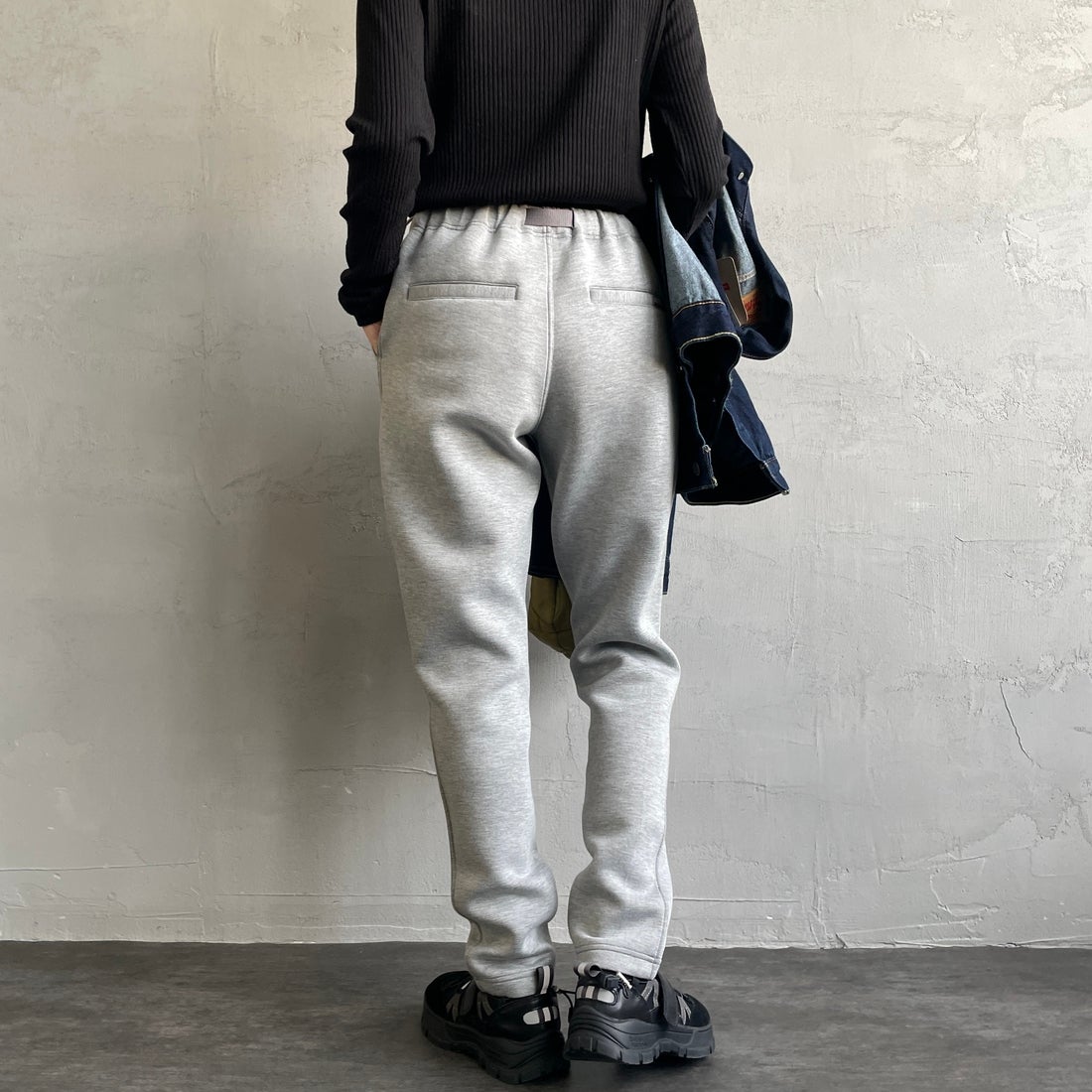 GRAMiCCi [グラミチ] 別注 テックニット スリムパンツ [GUP5-F1021-JF] GRAY &&モデル身長：160cm 着用サイズ：S&&