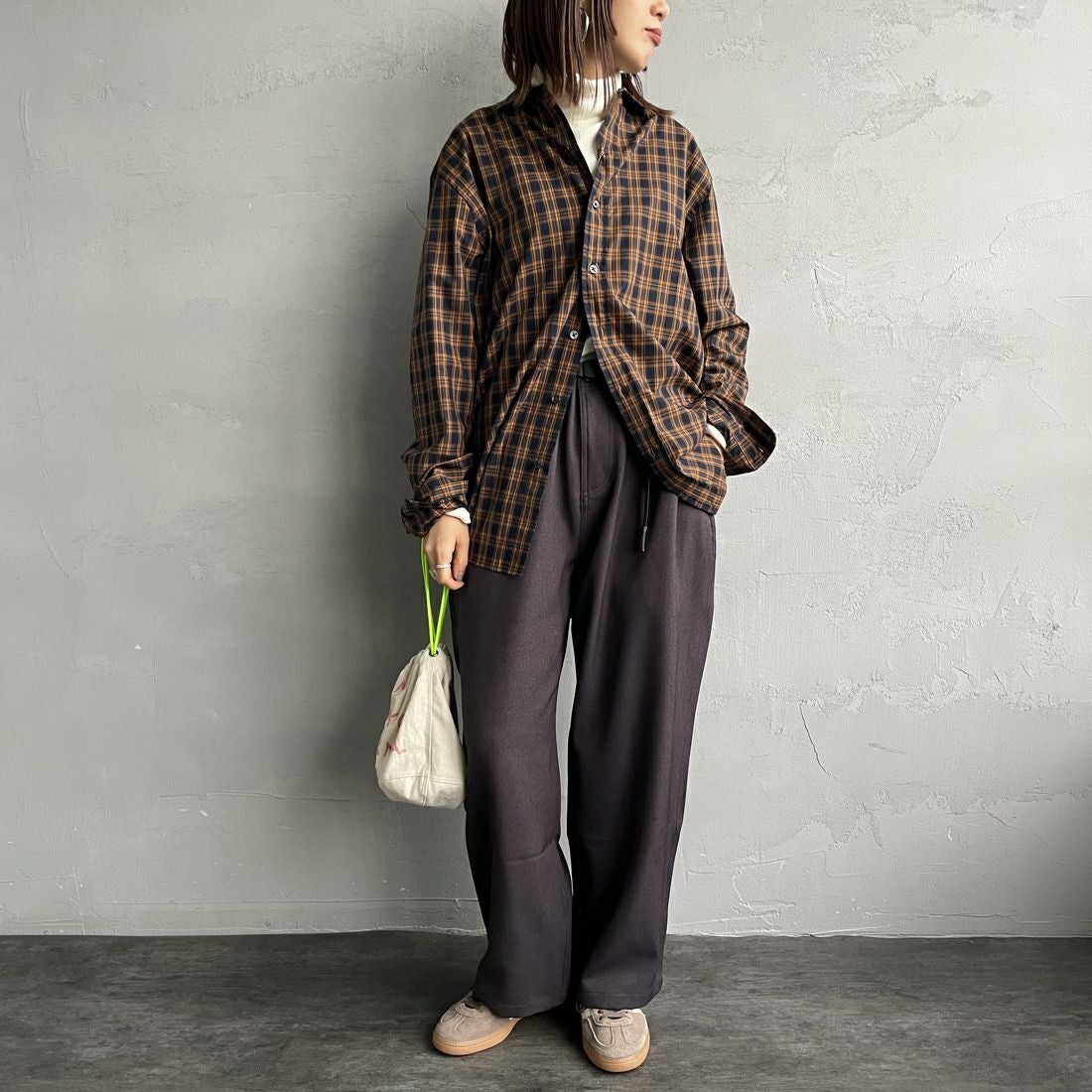 GRAMiCCi [グラミチ] 別注 ワイドデニムパンツ [GUP5-F1089-JF] BROWN &&モデル身長：158cm 着用サイズ：S&
