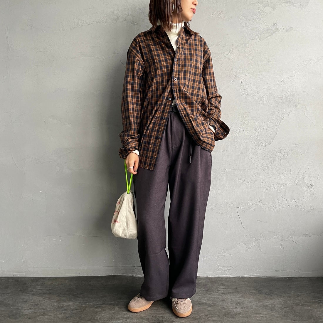 Gramicci [グラミチ] 別注 ワイドデニムパンツ [GUP5-F1089-JF] BROWN &&モデル身長：158cm 着用サイズ：S&