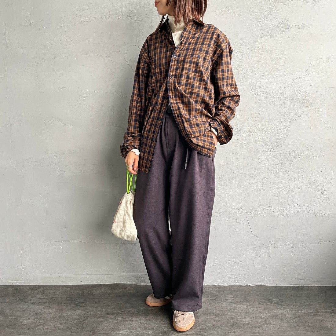GRAMiCCi [グラミチ] 別注 ワイドデニムパンツ [GUP5-F1089-JF] BROWN &&モデル身長：158cm 着用サイズ：S&