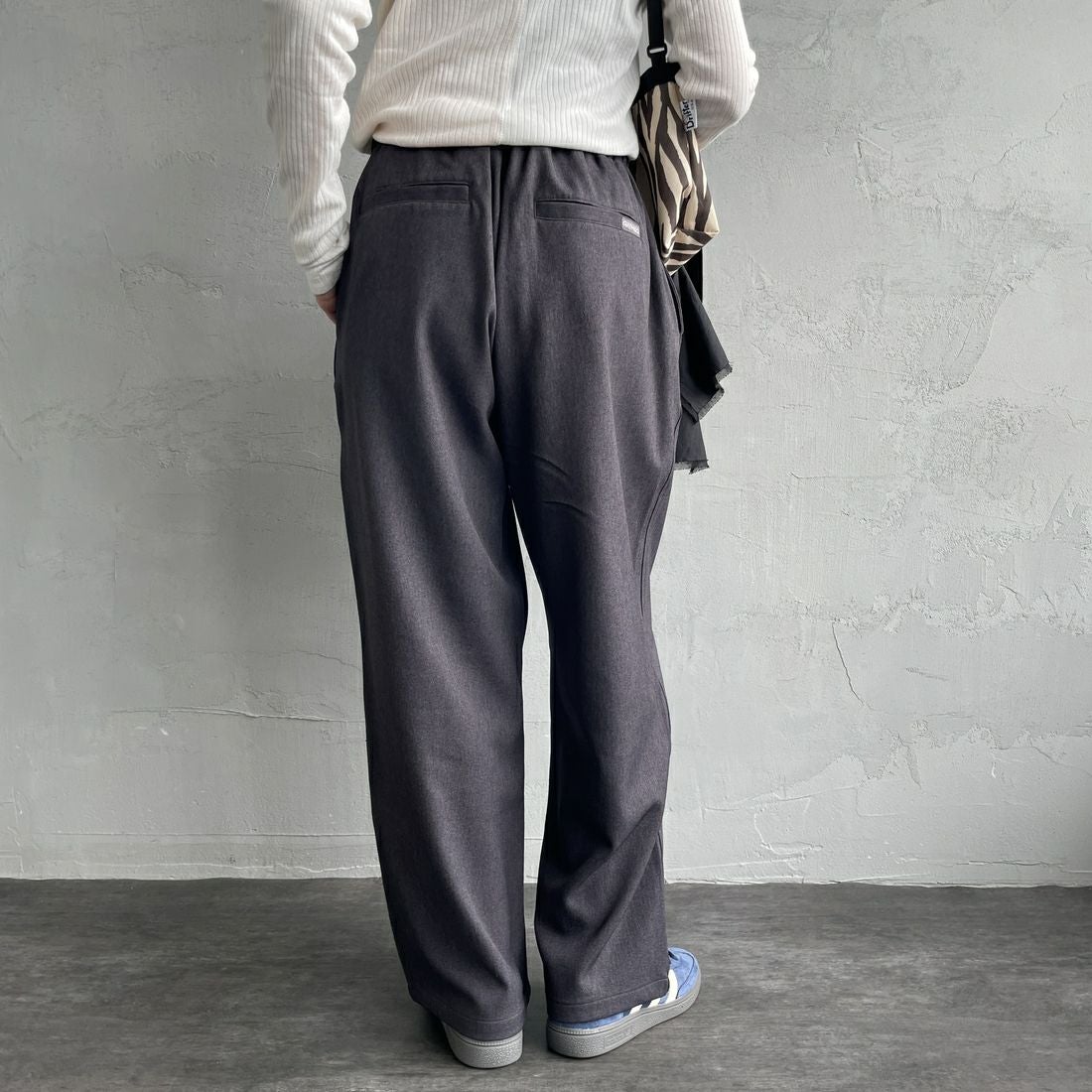 GRAMiCCi [グラミチ] 別注 ワイドデニムパンツ [GUP5-F1089-JF] CHARCOAL &&モデル身長：160cm 着用サイズ：S&&
