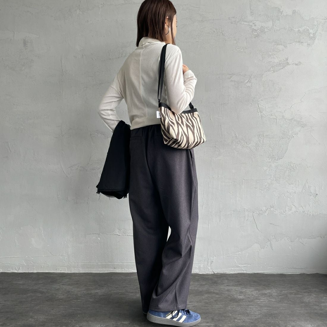 GRAMiCCi [グラミチ] 別注 ワイドデニムパンツ [GUP5-F1089-JF] CHARCOAL &&モデル身長：160cm 着用サイズ：S&&