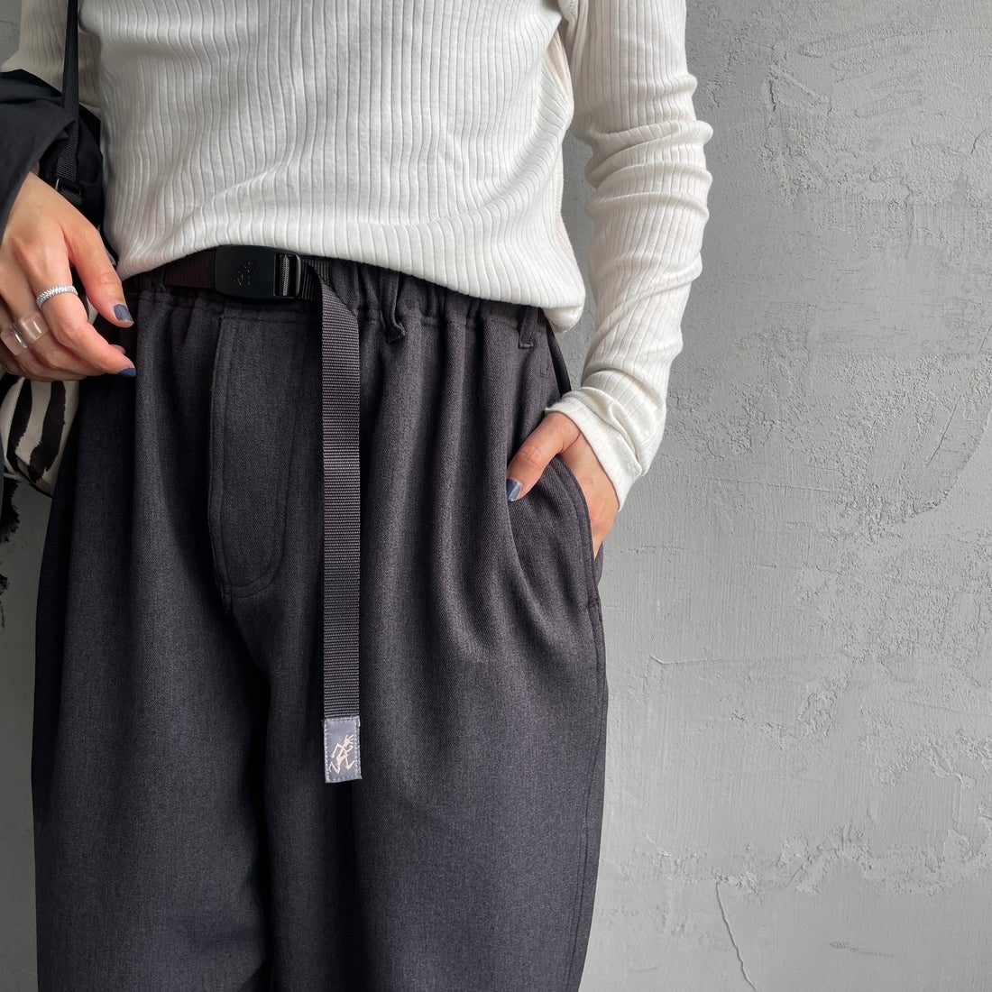 Gramicci [グラミチ] 別注 ワイドデニムパンツ [GUP5-F1089-JF] CHARCOAL &&モデル身長：160cm 着用サイズ：S&&