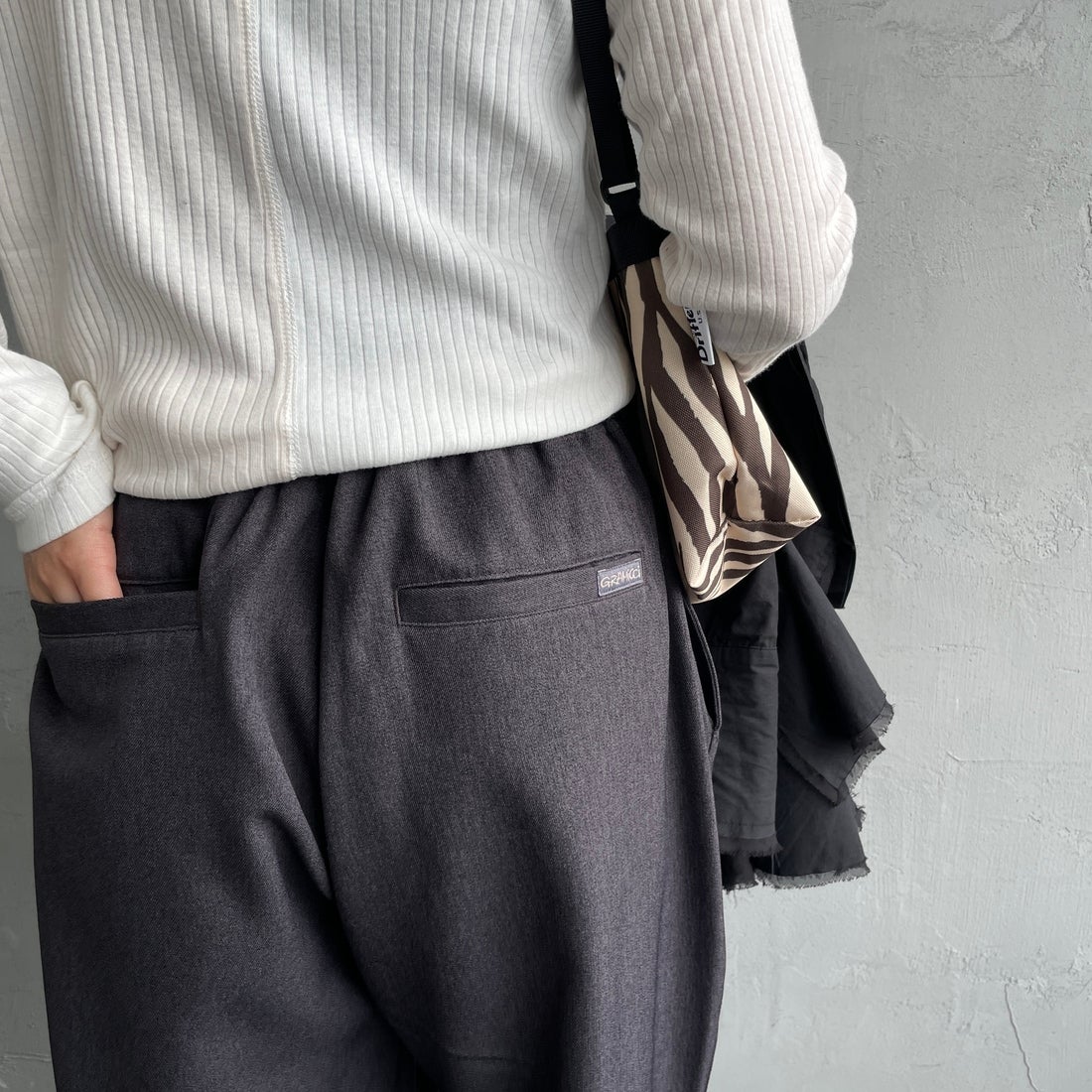 Gramicci [グラミチ] 別注 ワイドデニムパンツ [GUP5-F1089-JF] CHARCOAL &&モデル身長：160cm 着用サイズ：S&&