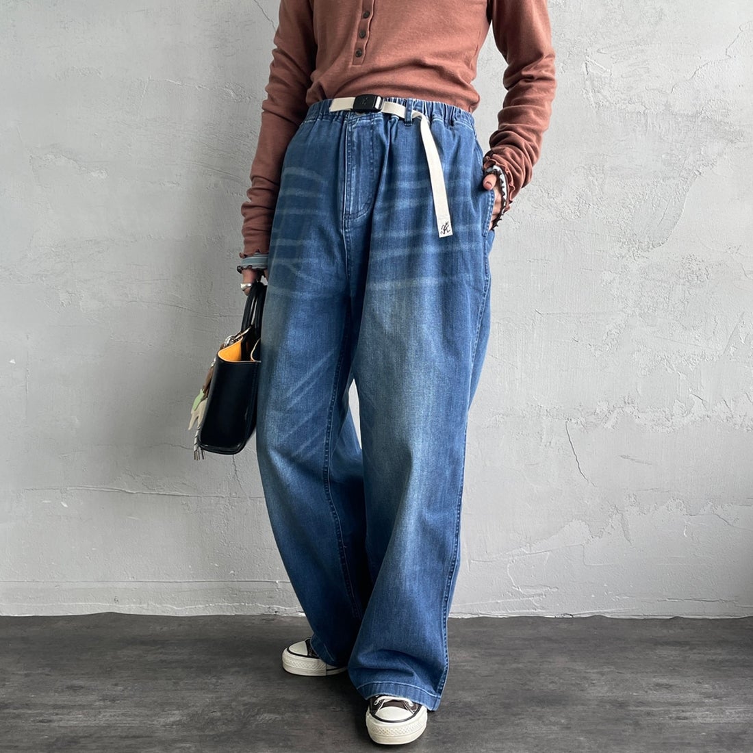 Gramicci [グラミチ] 別注 ワイドデニムパンツ [GUP5-F1089-JF] D.USED BLU &&モデル身長：158cm 着用サイズ：S&&