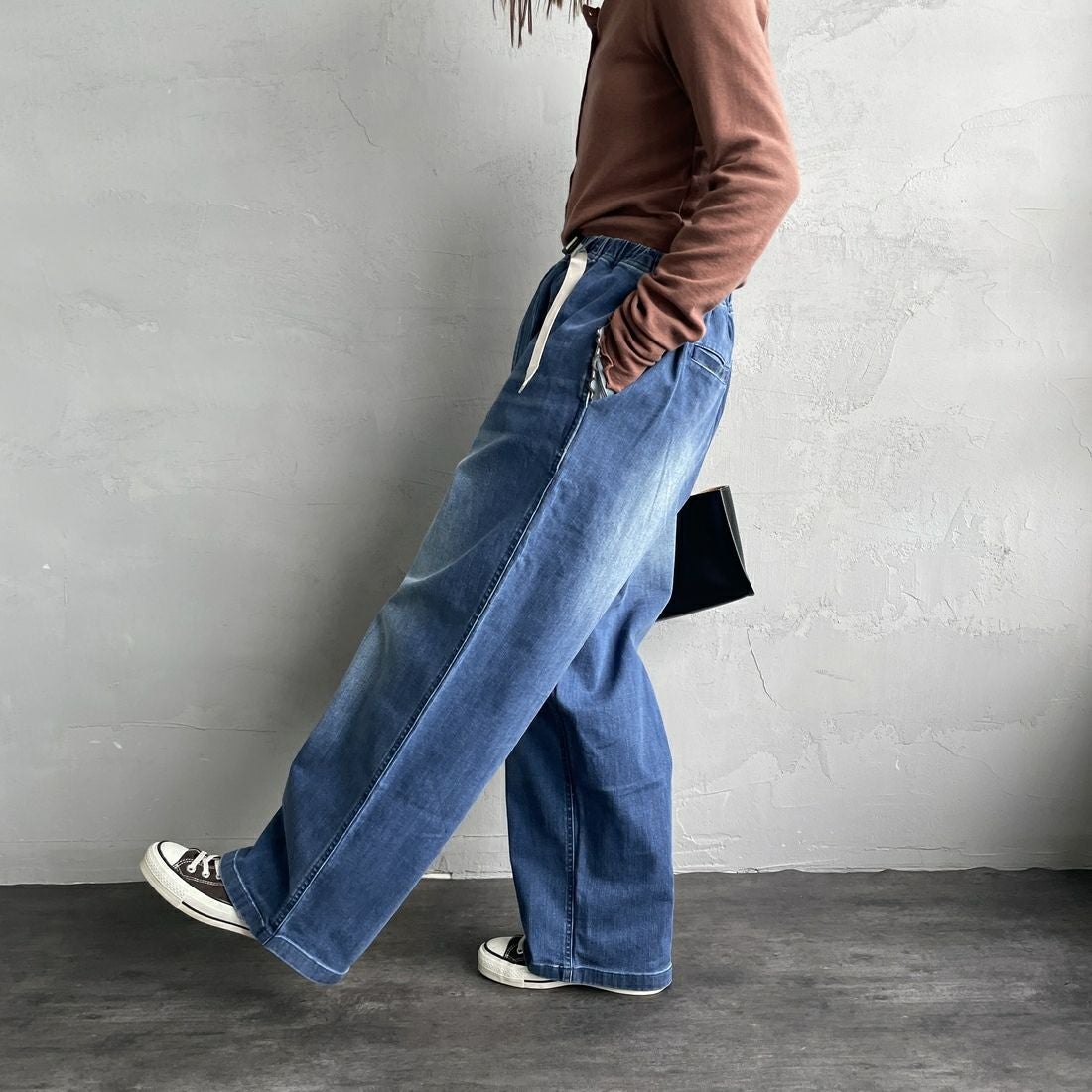 GRAMiCCi [グラミチ] 別注 ワイドデニムパンツ [GUP5-F1089-JF] D.USED BLU &&モデル身長：158cm 着用サイズ：S&&