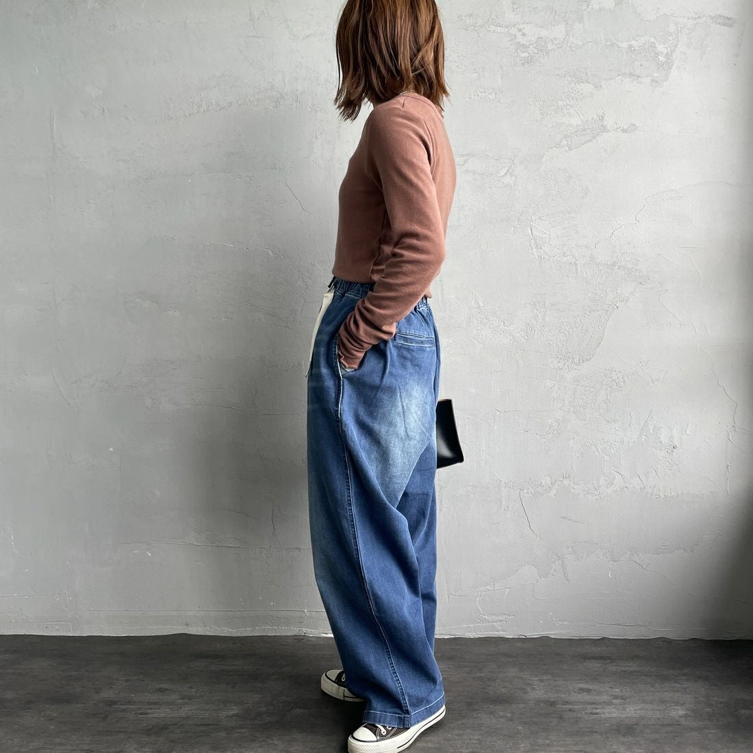 GRAMiCCi [グラミチ] 別注 ワイドデニムパンツ [GUP5-F1089-JF] D.USED BLU &&モデル身長：158cm 着用サイズ：S&&