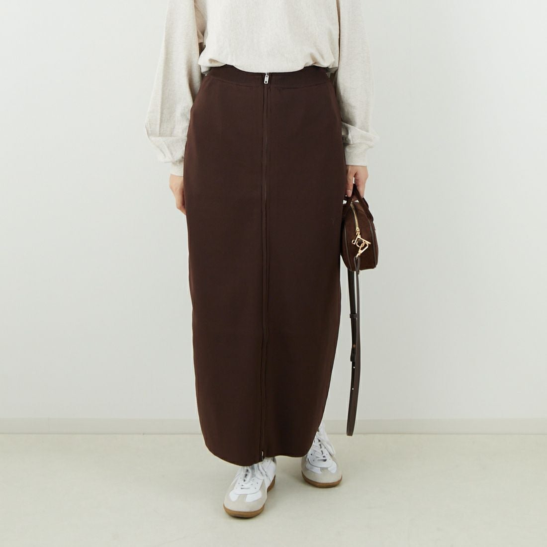 Maison de L'allure [メゾン ドゥ ラリュール] 2WAYジップナローニットスカート [M25131025] 28 BROWN &&モデル身長：162cm 着用サイズ：F&&