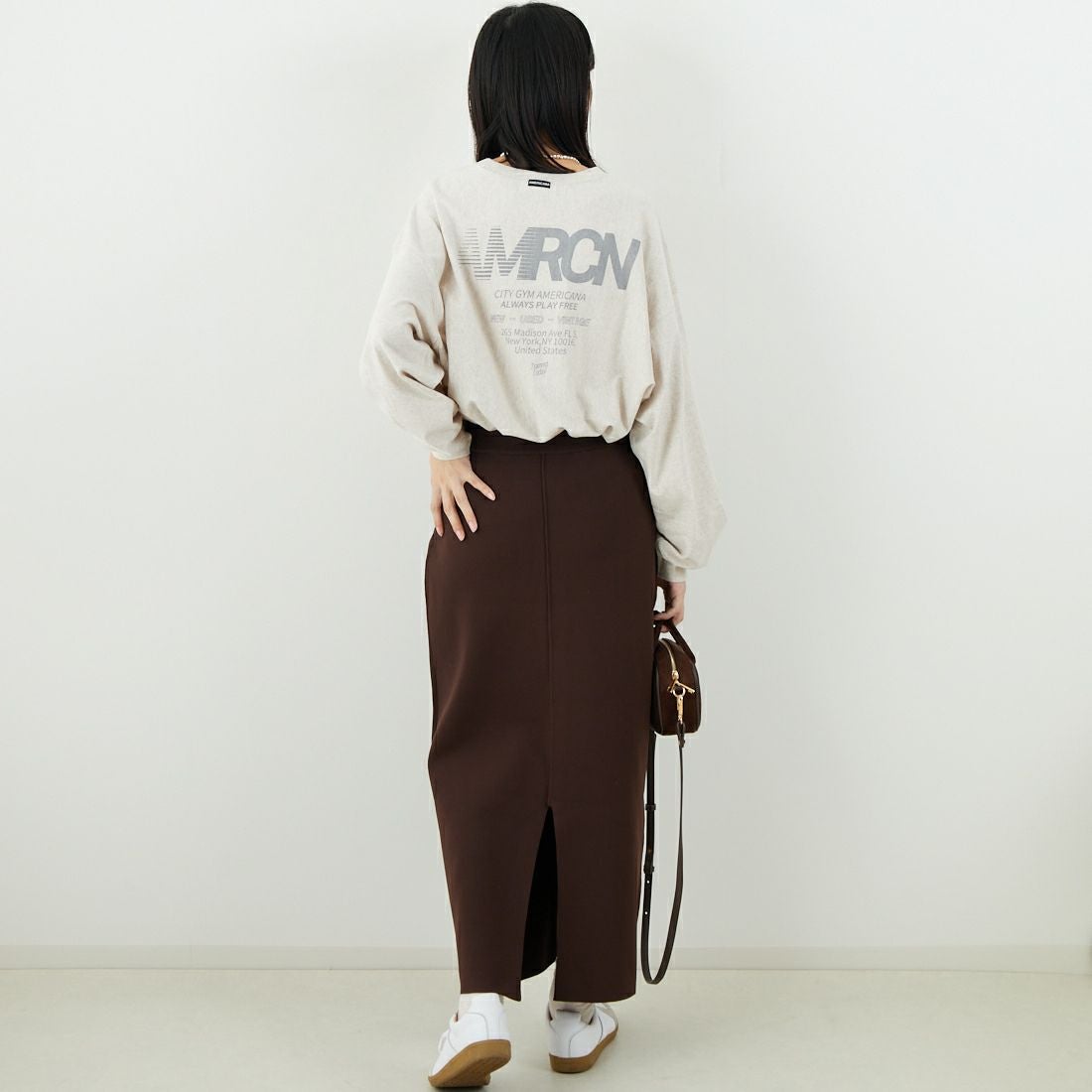 Maison de L'allure [メゾン ドゥ ラリュール] 2WAYジップナローニットスカート [M25131025] 28 BROWN &&モデル身長：162cm 着用サイズ：F&&