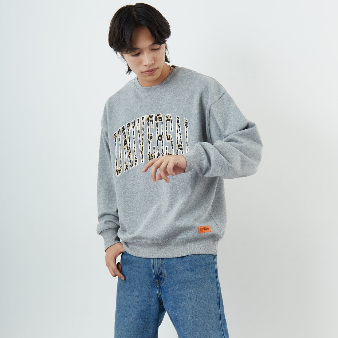 UNIVERSAL OVERALL [ユニバーサルオーバーオール] 別注 カレッジロゴデザイン クルーネックスウェット [U2531228IN-JF] ASH GRY &&モデル身長：179cm 着用サイズ：L&&
