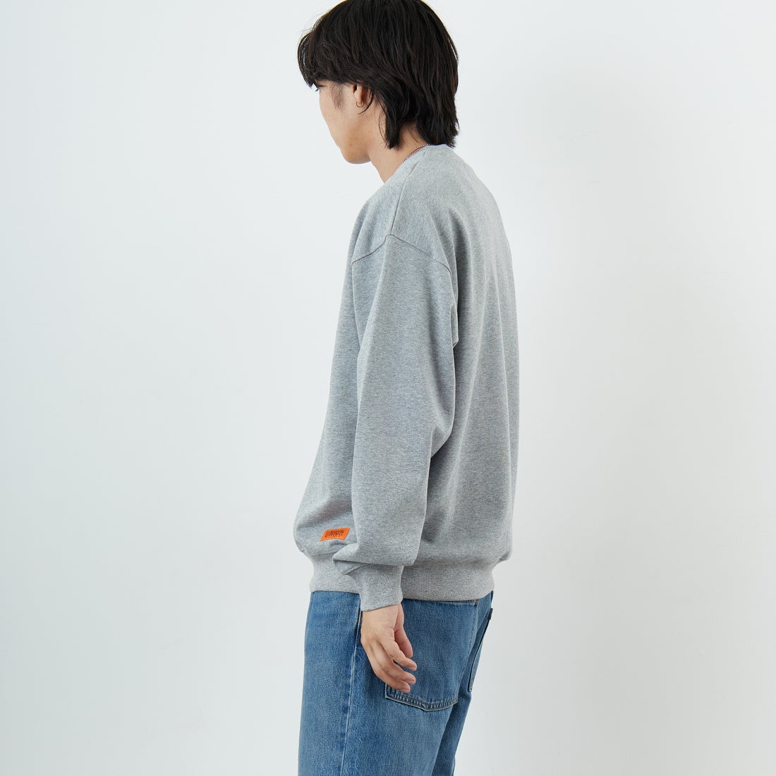 UNIVERSAL OVERALL [ユニバーサルオーバーオール] 別注 カレッジロゴデザイン クルーネックスウェット [U2531228IN-JF] ASH GRY &&モデル身長：179cm 着用サイズ：L&&