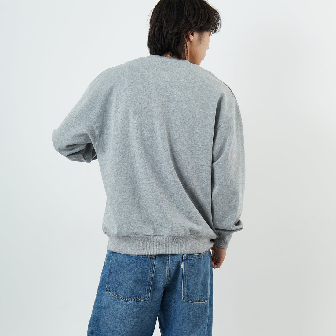 UNIVERSAL OVERALL [ユニバーサルオーバーオール] 別注 カレッジロゴデザイン クルーネックスウェット [U2531228IN-JF] ASH GRY &&モデル身長：179cm 着用サイズ：L&&