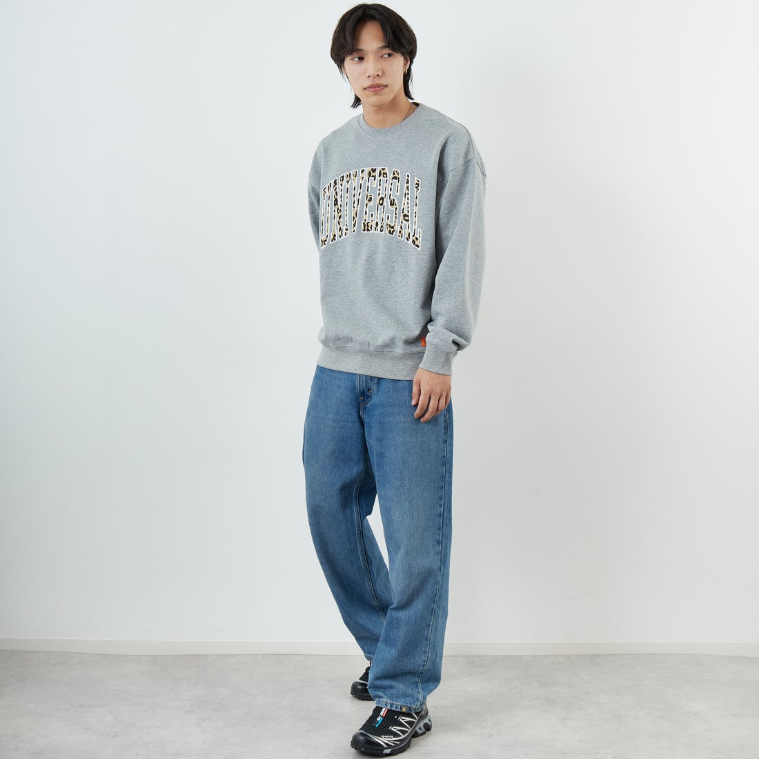 UNIVERSAL OVERALL [ユニバーサルオーバーオール] 別注 カレッジロゴデザイン クルーネックスウェット [U2531228IN-JF] ASH GRY &&モデル身長：179cm 着用サイズ：L&&