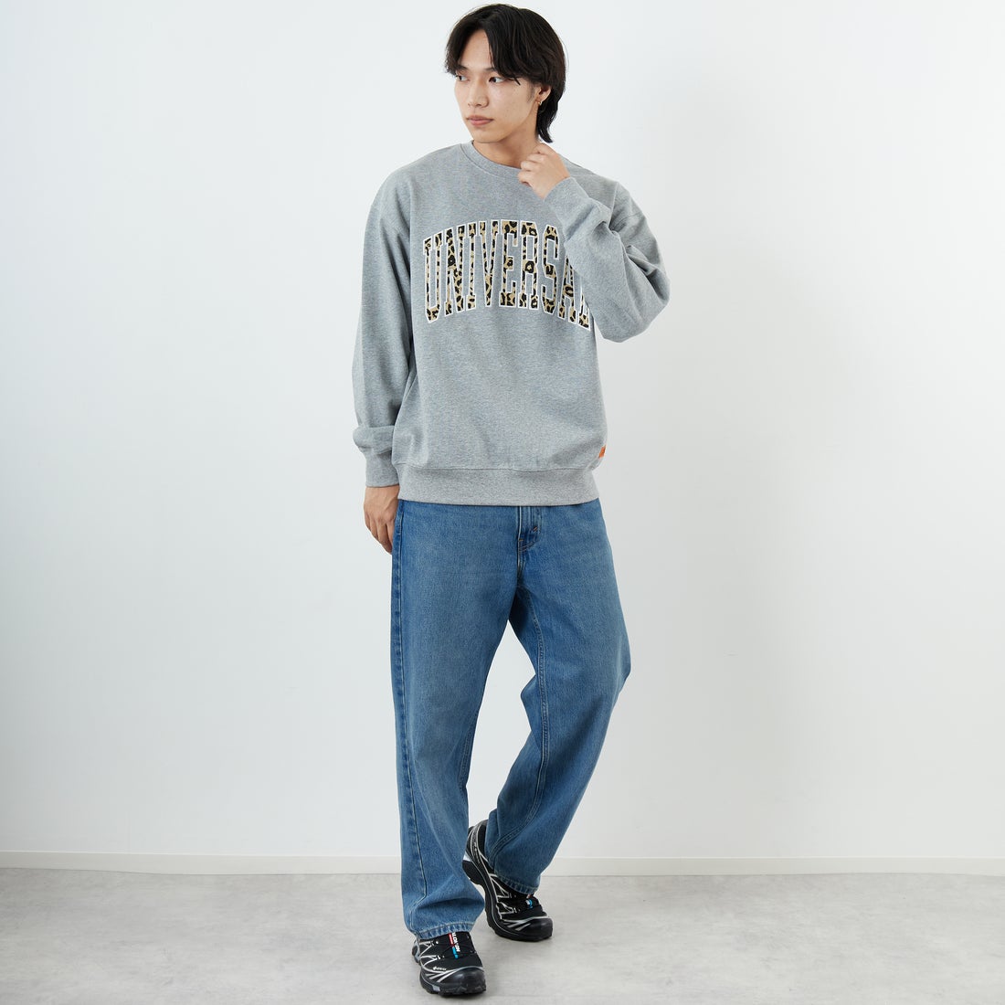 UNIVERSAL OVERALL [ユニバーサルオーバーオール] 別注 カレッジロゴデザイン クルーネックスウェット [U2531228IN-JF] ASH GRY &&モデル身長：179cm 着用サイズ：L&&