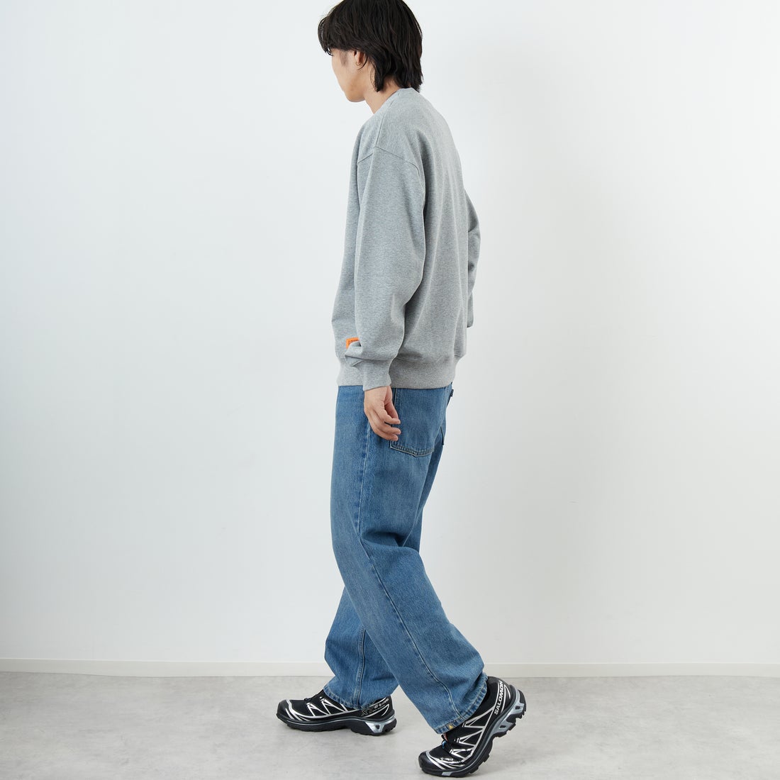 UNIVERSAL OVERALL [ユニバーサルオーバーオール] 別注 カレッジロゴデザイン クルーネックスウェット [U2531228IN-JF] ASH GRY &&モデル身長：179cm 着用サイズ：L&&